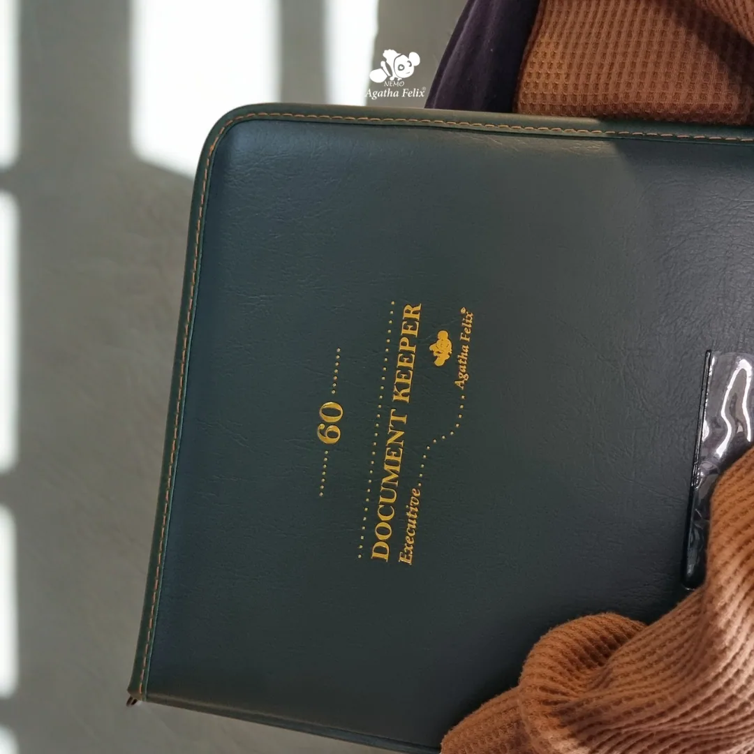 Document Keeper Executive Agatha Felix dengan foil emas